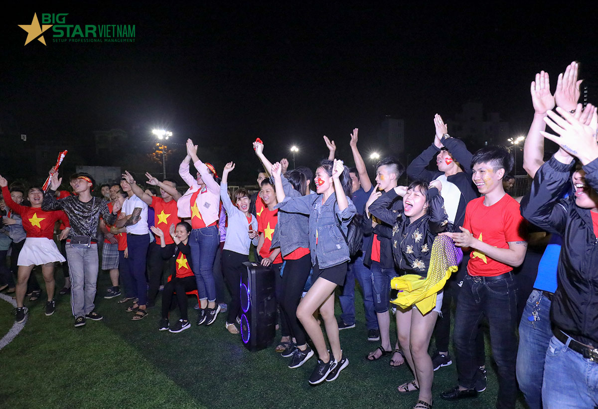 C&aacute;c cổ động vi&ecirc;n cổ động hết sức nhệt t&igrave;nh