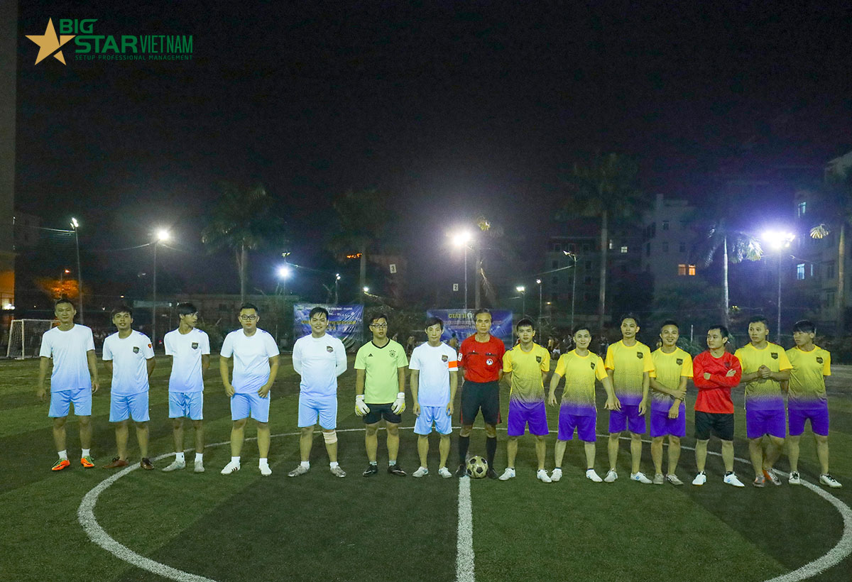 Đội b&oacute;ng cơ sở Tr&acirc;ng Ph&uacute; v&agrave; Nguy&ecirc;n Hồng l&agrave;m thủ tục trước trận đấu