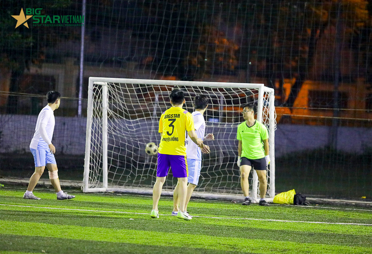 Một pha ghi b&agrave;n của đội b&oacute;ng cơ sở B&aacute;nh Tr&aacute;ng Ph&uacute; Cường 102 Trần Ph&uacute;