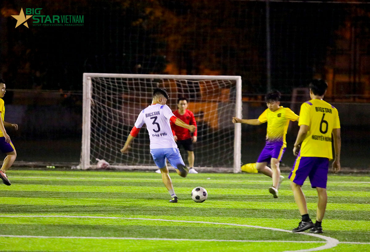 Một pha tranh chấp giữ cầu thủ 2 đội Trần Ph&uacute; v&agrave; Nguy&ecirc;n Hồng