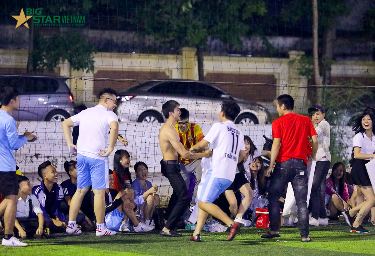 Cầu thủ đội cơ sở B&aacute;nh Tr&aacute;ng Ph&uacute; Cường 102 Trần Ph&uacute; chia vui c&ugrave;ng cổ động vi&ecirc;n