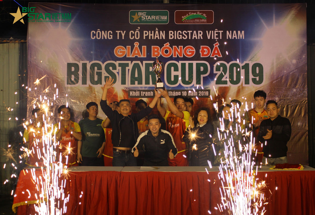 ban l&atilde;nh đạo c&ocirc;ng ty cổ phần Bigstarvietnam trao c&uacute;p cho đội đạt c&uacute;p v&ocirc; địch