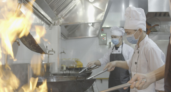 Những đầu bếp đều được đ&agrave;o tạo b&agrave;i nbanr c&oacute; tay nghề cao cả 3 v&ugrave;ng miền