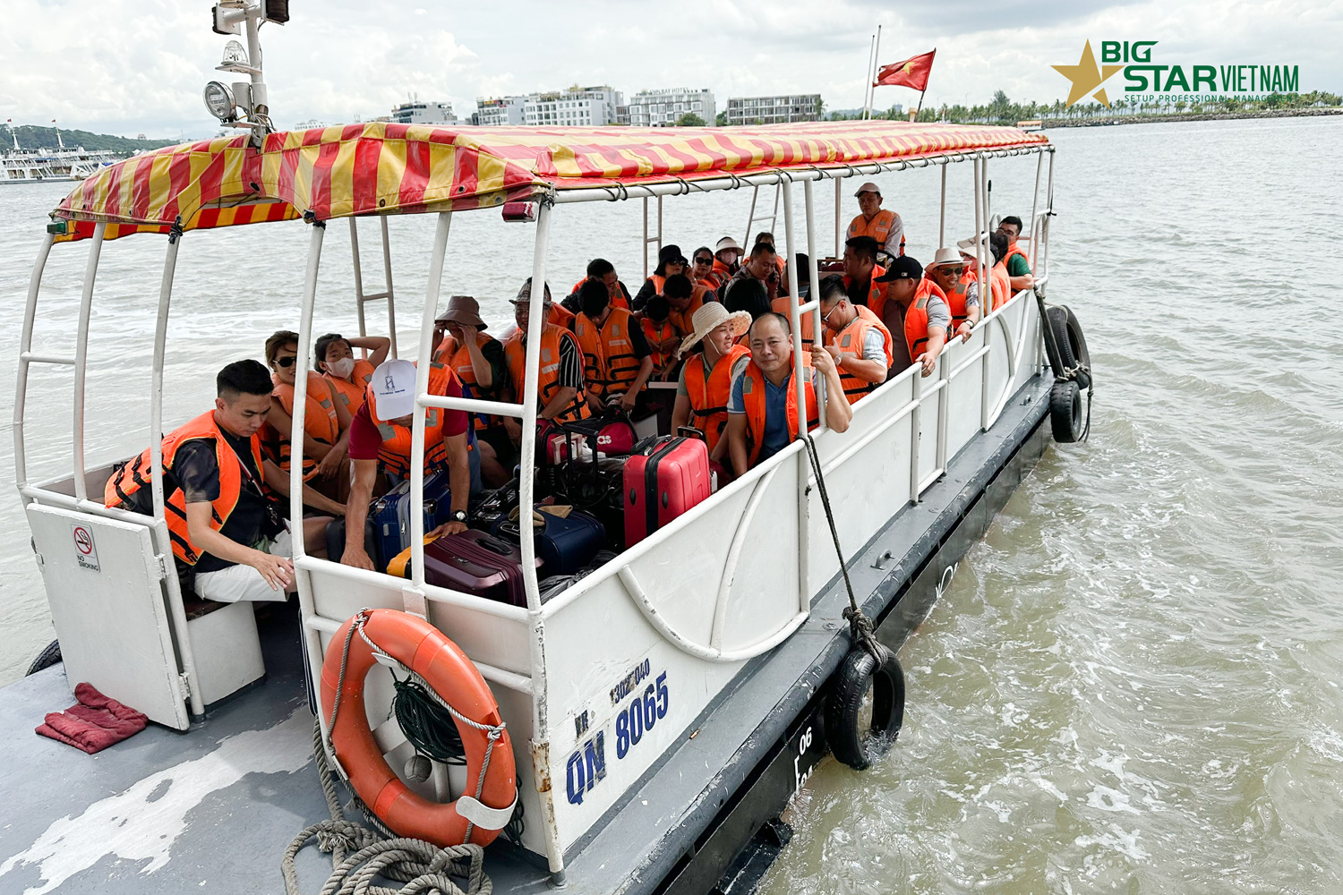 T&agrave;o đưa c&aacute;n bộ nh&acirc;n vi&ecirc;n thăm quan Vịnh Hạ Long