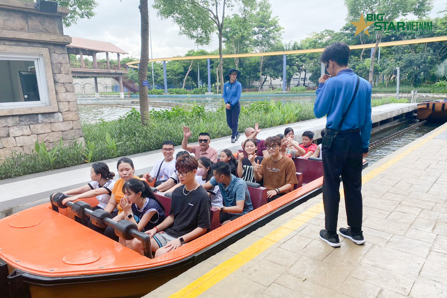 Nh&oacute;m tTrải nghiệm tại C&ocirc;ng vi&ecirc;n nước Typhoon Water Park