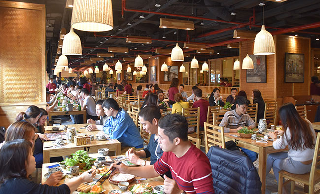 Kh&aacute;ch h&agrave;ng d&ugrave;ng bữa tại 102 Trần Ph&uacute; - H&agrave; Đ&ocirc;ng