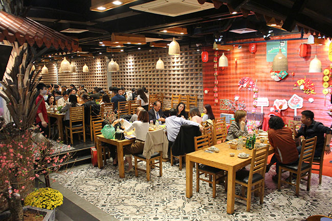 Kh&aacute;ch h&agrave;ng thưởng thức ẩm thức tại 42 Nguy&ecirc;n Hồng - Đống Đa - H&agrave; Nội