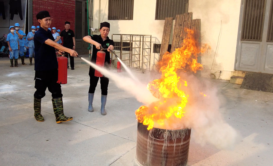 Nh&acirc;n vi&ecirc;n sơ chế thực phẩm thực h&agrave;nh chữa ch&aacute;y th&ugrave;ng phi xăng